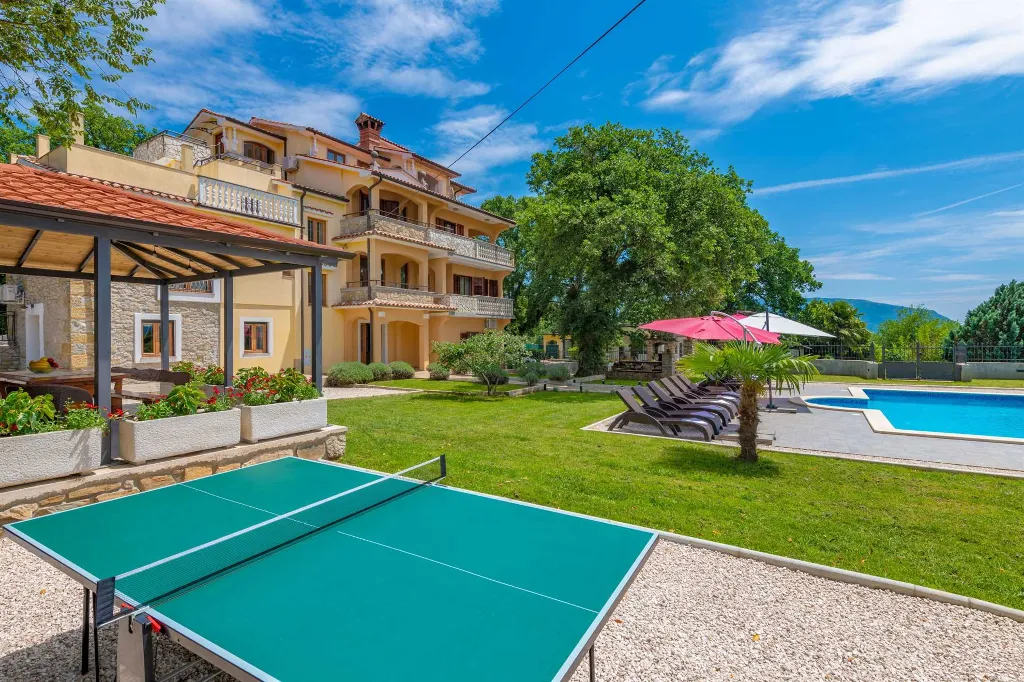 6-Bedroom Villa in Potpićan for 12 Guests