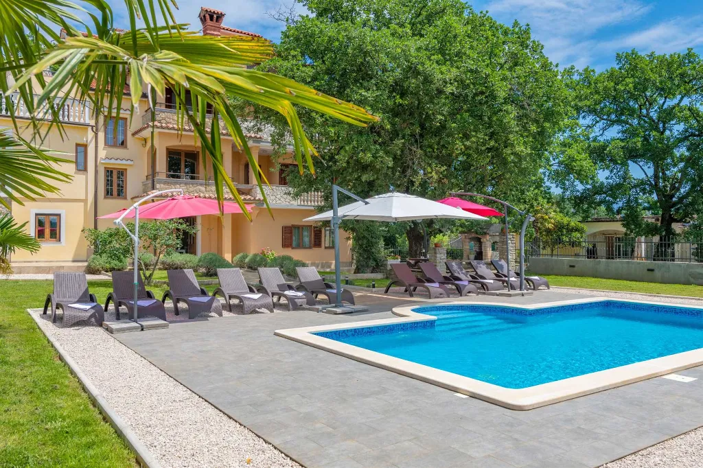 6-Bedroom Villa in Potpićan for 12 Guests