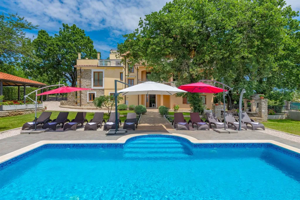 6-Bedroom Villa in Potpićan for 12 Guests