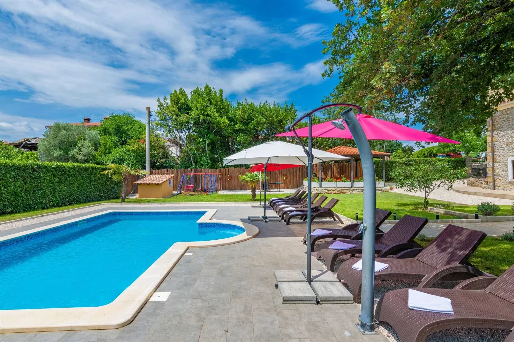 6-Bedroom Villa in Potpićan for 12 Guests