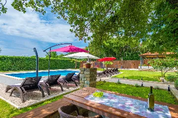 6-Bedroom Villa in Potpićan for 12 Guests