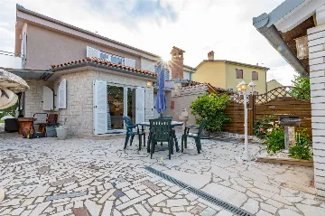 3-Bedroom Villa with Private Heated Pool in Pula