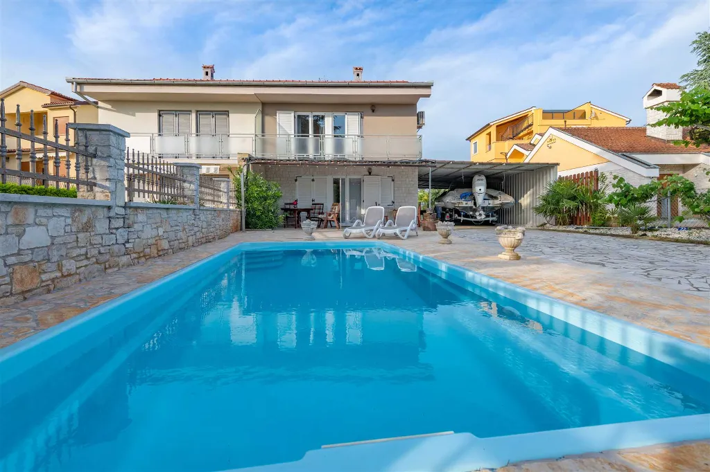 3-Bedroom Villa with Private Heated Pool in Pula