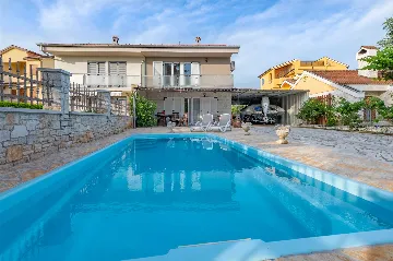 3-Bedroom Villa with Private Heated Pool in Pula