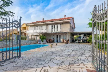 3-Bedroom Villa with Private Heated Pool in Pula