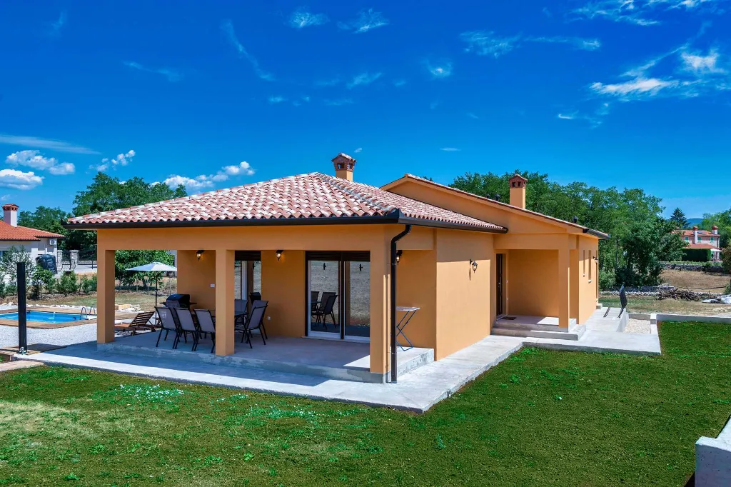 3-Bedroom House with Pool in Nedešćina