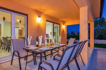 3-Bedroom House with Pool in Nedešćina