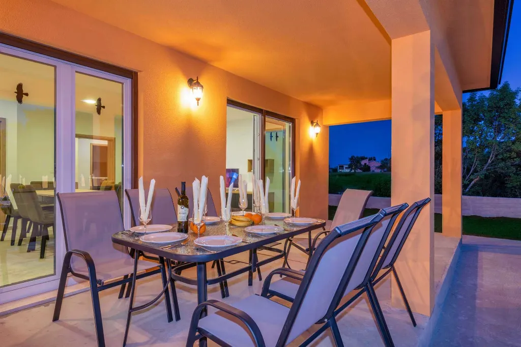 3-Bedroom House with Pool in Nedešćina