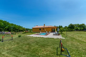 3-Bedroom House with Pool in Nedešćina
