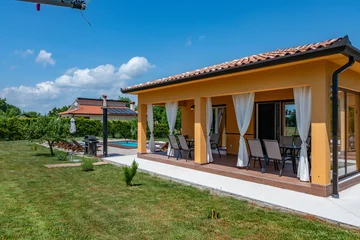 3-Bedroom House with Pool in Nedešćina