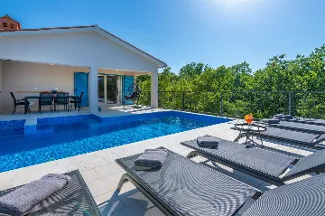 3-Bedroom House with Pool in Labin