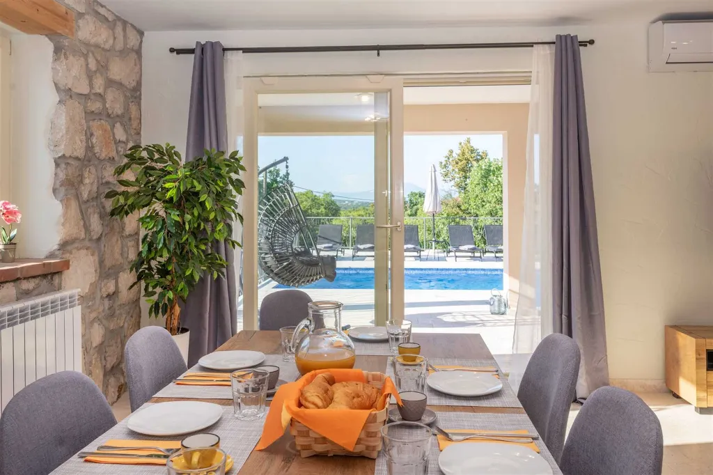 3-Bedroom House with Pool in Labin