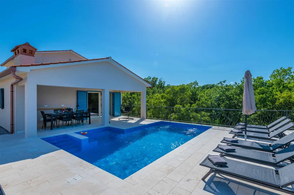 3-Bedroom House with Pool in Labin