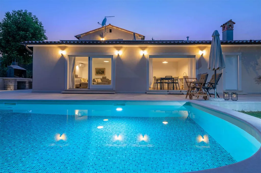 House with Pool and Rooftop Terrace in Pazin