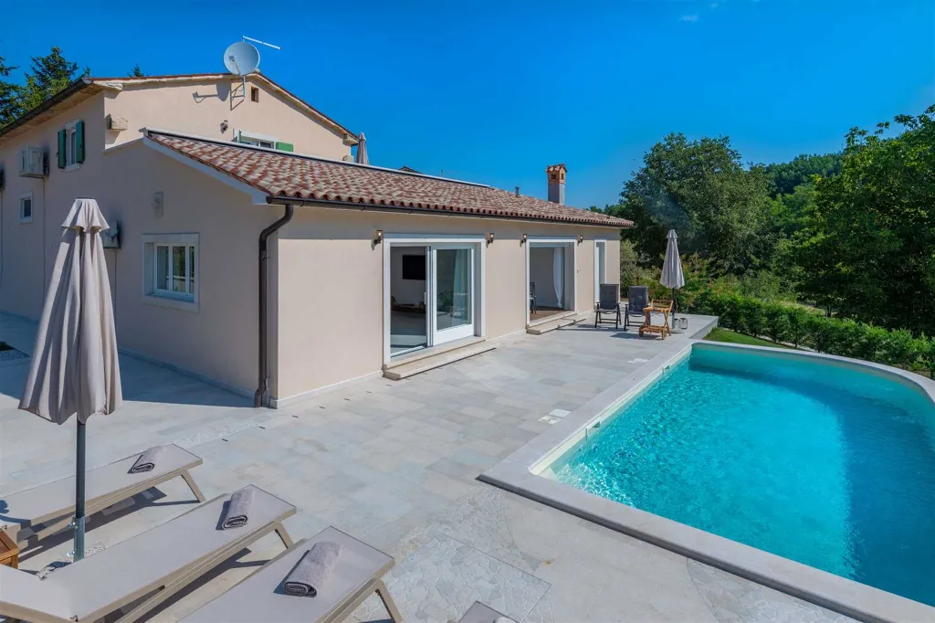 House with Pool and Rooftop Terrace in Pazin