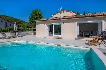 House with Pool and Rooftop Terrace in Pazin