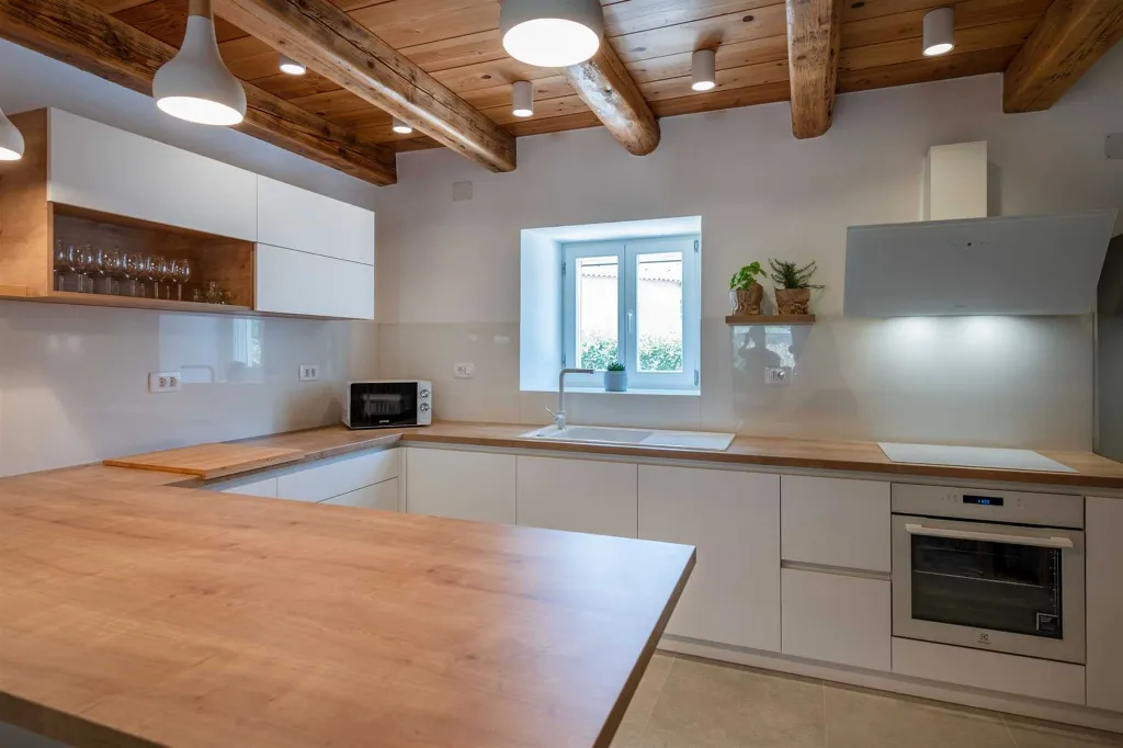 House with Pool and Rooftop Terrace in Pazin