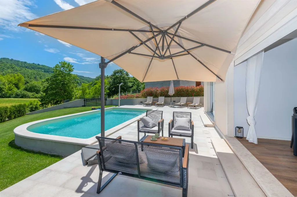 House with Pool and Rooftop Terrace in Pazin