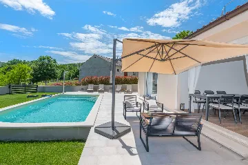 House with Pool and Rooftop Terrace in Pazin