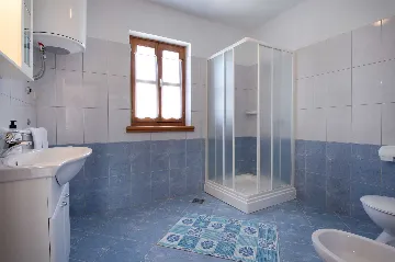 3-Bedroom House with Pool in Pićan