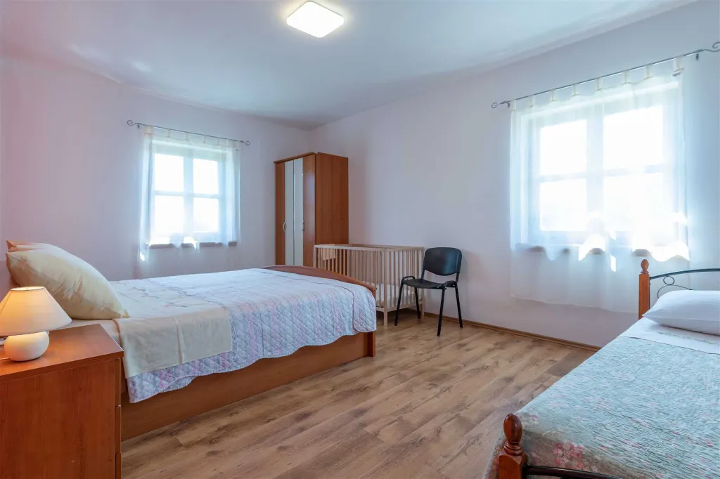 3-Bedroom House with Pool in Pićan