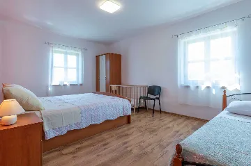 3-Bedroom House with Pool in Pićan