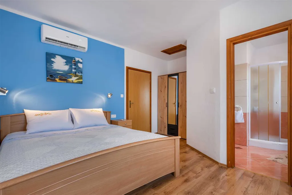 3-Bedroom House with Pool in Pićan