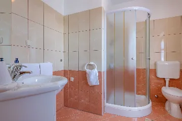 3-Bedroom House with Pool in Pićan