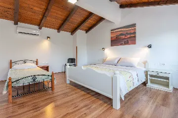 3-Bedroom House with Pool in Pićan