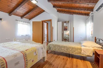 3-Bedroom House with Pool in Pićan
