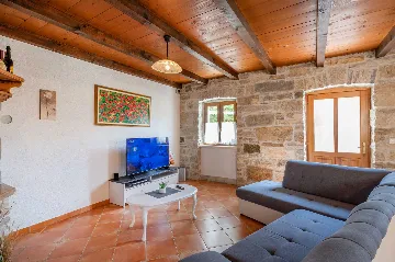 3-Bedroom House with Pool in Pićan