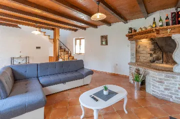 3-Bedroom House with Pool in Pićan