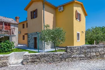 3-Bedroom House with Pool in Pićan