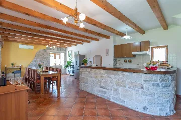 3-Bedroom House with Pool in Pićan