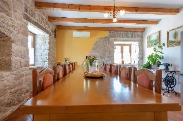 3-Bedroom House with Pool in Pićan