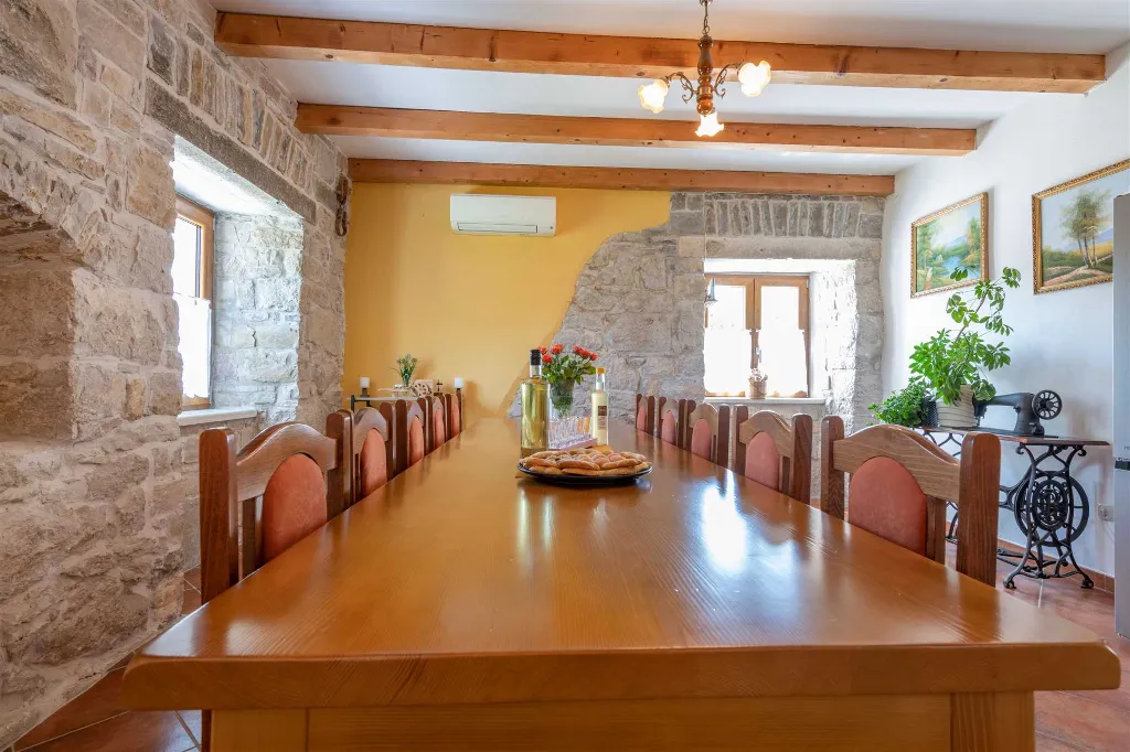 3-Bedroom House with Pool in Pićan