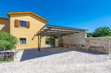 3-Bedroom House with Pool in Pićan