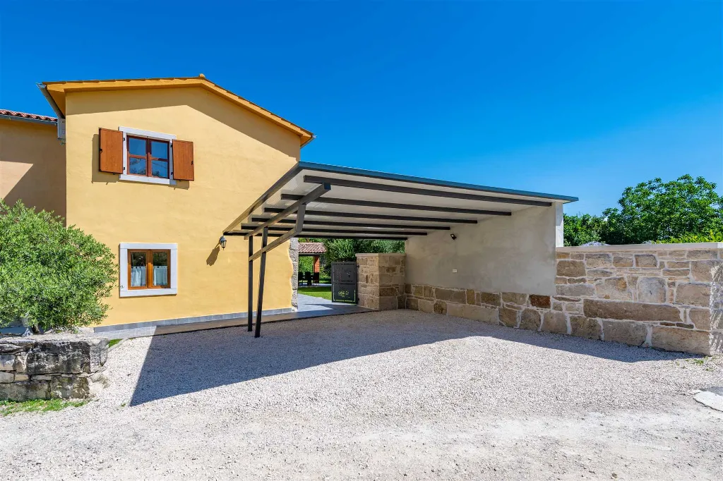 3-Bedroom House with Pool in Pićan