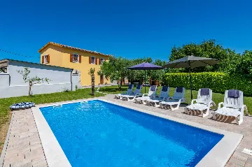 3-Bedroom House with Pool in Pićan