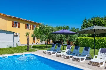 3-Bedroom House with Pool in Pićan