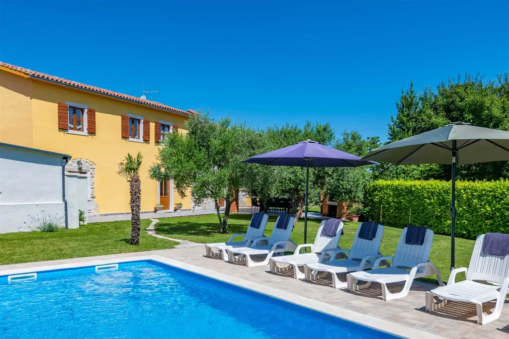 3-Bedroom House with Pool in Pićan