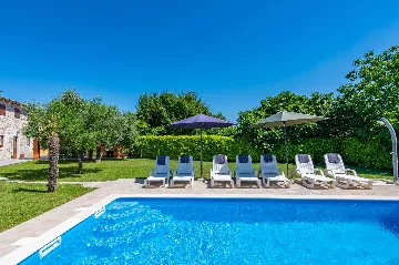 3-Bedroom House with Pool in Pićan