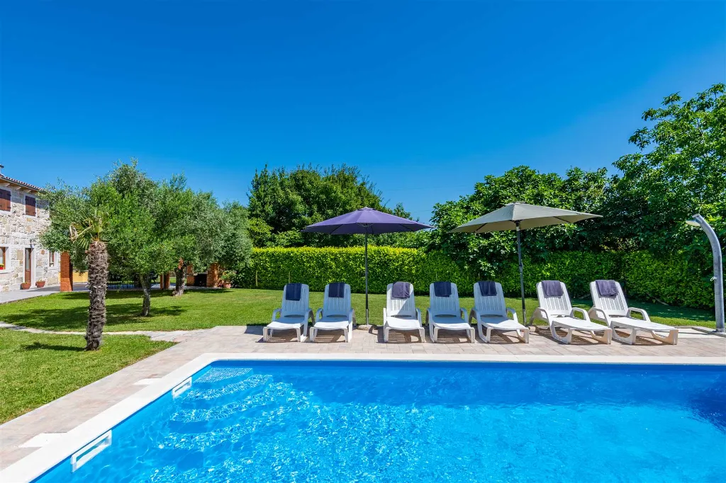 3-Bedroom House with Pool in Pićan