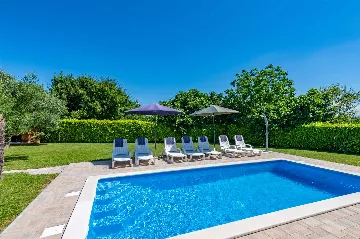 3-Bedroom House with Pool in Pićan