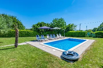 3-Bedroom House with Pool in Pićan