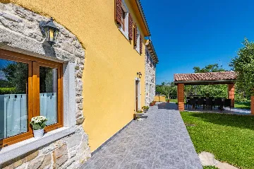 3-Bedroom House with Pool in Pićan
