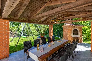 3-Bedroom House with Pool in Pićan