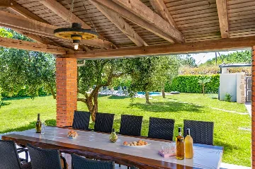 3-Bedroom House with Pool in Pićan