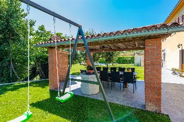 3-Bedroom House with Pool in Pićan