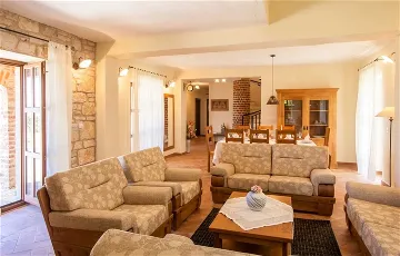 Spacious 4-Bedroom Villa in Sveti Lovreč